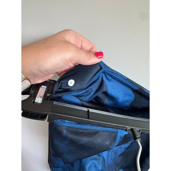 Lululemon Wunder Under Crop Leggings blue‎ and black floral size 6 - Picture 3 of 3